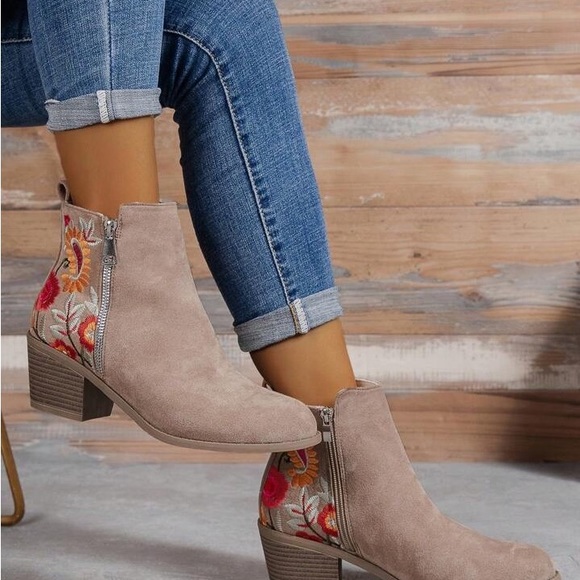 Western Embroidered Cowboy Fashion Boots - Picture 3 of 7